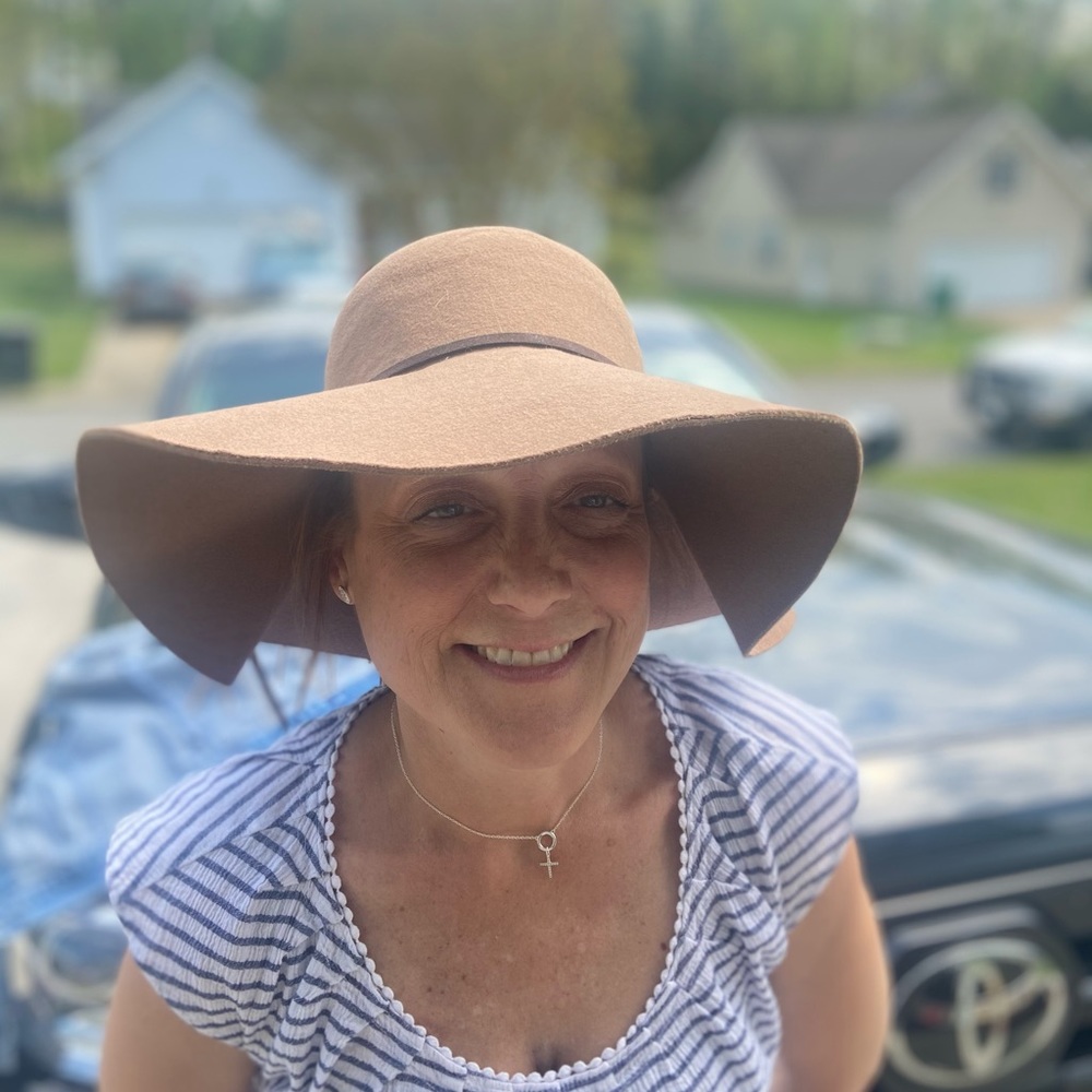 Tan floppy hat !